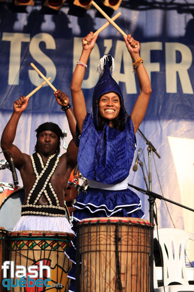 Spectacle de la formation Tribaa (Guinee / Qc) dans le cadre du Festival International des Nuits d'Afrique de Montreal, le 25 juillet 2009 a la Place Emilie-Gamelin.  Utilisation quelle qu'elle soit strictement interdite sans l'accord de l'auteur spiritpictures@hotmail.fr.