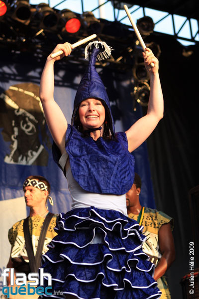 Spectacle de la formation Tribaa (Guinee / Qc) dans le cadre du Festival International des Nuits d'Afrique de Montreal, le 25 juillet 2009 a la Place Emilie-Gamelin.  Utilisation quelle qu'elle soit strictement interdite sans l'accord de l'auteur spiritpictures@hotmail.fr.