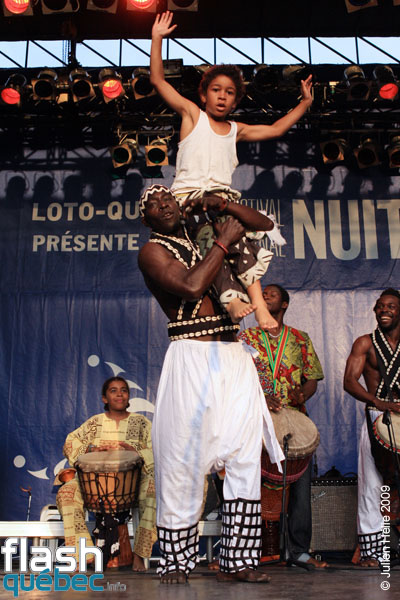 Spectacle de la formation Tribaa (Guinee / Qc) dans le cadre du Festival International des Nuits d'Afrique de Montreal, le 25 juillet 2009 a la Place Emilie-Gamelin.  Utilisation quelle qu'elle soit strictement interdite sans l'accord de l'auteur spiritpictures@hotmail.fr.