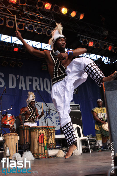 Spectacle de la formation Tribaa (Guinee / Qc) dans le cadre du Festival International des Nuits d'Afrique de Montreal, le 25 juillet 2009 a la Place Emilie-Gamelin.  Utilisation quelle qu'elle soit strictement interdite sans l'accord de l'auteur spiritpictures@hotmail.fr.