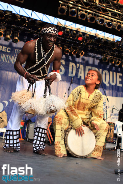 Spectacle de la formation Tribaa (Guinee / Qc) dans le cadre du Festival International des Nuits d'Afrique de Montreal, le 25 juillet 2009 a la Place Emilie-Gamelin.  Utilisation quelle qu'elle soit strictement interdite sans l'accord de l'auteur spiritpictures@hotmail.fr.