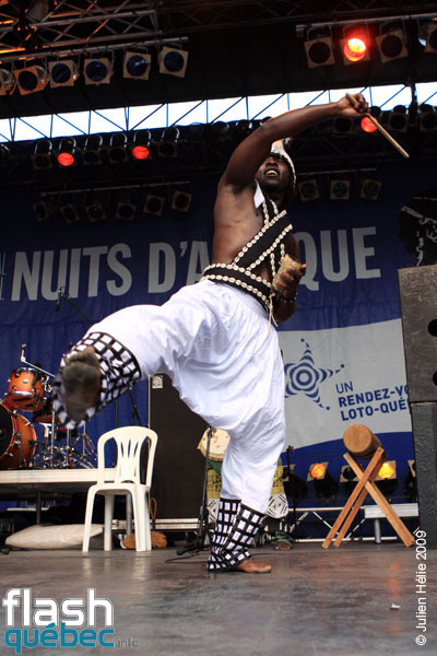 Spectacle de la formation Tribaa (Guinee / Qc) dans le cadre du Festival International des Nuits d'Afrique de Montreal, le 25 juillet 2009 a la Place Emilie-Gamelin.  Utilisation quelle qu'elle soit strictement interdite sans l'accord de l'auteur spiritpictures@hotmail.fr.