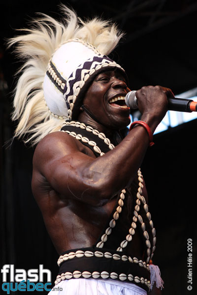 Spectacle de la formation Tribaa (Guinee / Qc) dans le cadre du Festival International des Nuits d'Afrique de Montreal, le 25 juillet 2009 a la Place Emilie-Gamelin.  Utilisation quelle qu'elle soit strictement interdite sans l'accord de l'auteur spiritpictures@hotmail.fr.
