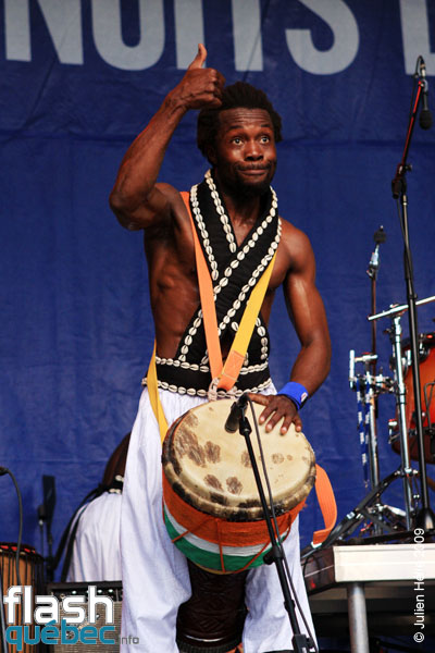 Spectacle de la formation Tribaa (Guinee / Qc) dans le cadre du Festival International des Nuits d'Afrique de Montreal, le 25 juillet 2009 a la Place Emilie-Gamelin.  Utilisation quelle qu'elle soit strictement interdite sans l'accord de l'auteur spiritpictures@hotmail.fr.