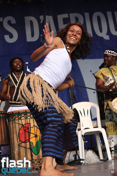 Spectacle de la formation Tribaa (Guinee / Qc) dans le cadre du Festival International des Nuits d'Afrique de Montreal, le 25 juillet 2009 a la Place Emilie-Gamelin.  Utilisation quelle qu'elle soit strictement interdite sans l'accord de l'auteur spiritpictures@hotmail.fr.