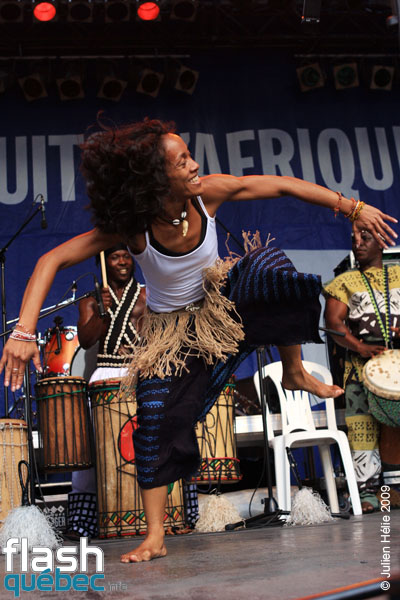 Spectacle de la formation Tribaa (Guinee / Qc) dans le cadre du Festival International des Nuits d'Afrique de Montreal, le 25 juillet 2009 a la Place Emilie-Gamelin.  Utilisation quelle qu'elle soit strictement interdite sans l'accord de l'auteur spiritpictures@hotmail.fr.
