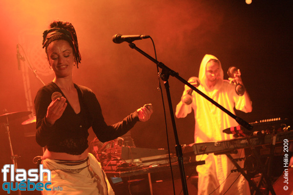 Spectacle de la formation Watcha Clan dans le cadre du Festival International des Nuits d\'Afrique de MontrÃ©al, le 19 Juillet au Kola Note.