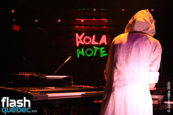 Spectacle de la formation Watcha Clan dans le cadre du Festival International des Nuits d\'Afrique de MontrÃ©al, le 19 Juillet au Kola Note.
