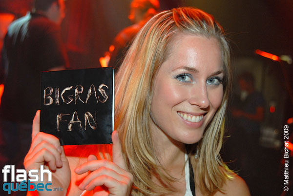 Melissa Lavergne, percussionniste de Dan. Lancement de l'album FAN de Dan Bigras, a l'Astral de Montreal, le 21 septembre 2009. Utilisation quelle qu'elle soit strictement interdite sans l'accord de l'auteur matthieu@flashquebec.info.