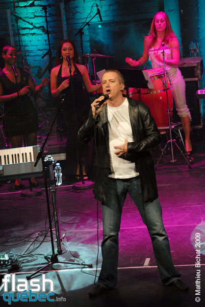 Lancement de l'album FAN de Dan Bigras, a l'Astral de Montreal, le 21 septembre 2009. Utilisation quelle qu'elle soit strictement interdite sans l'accord de l'auteur matthieu@flashquebec.info.