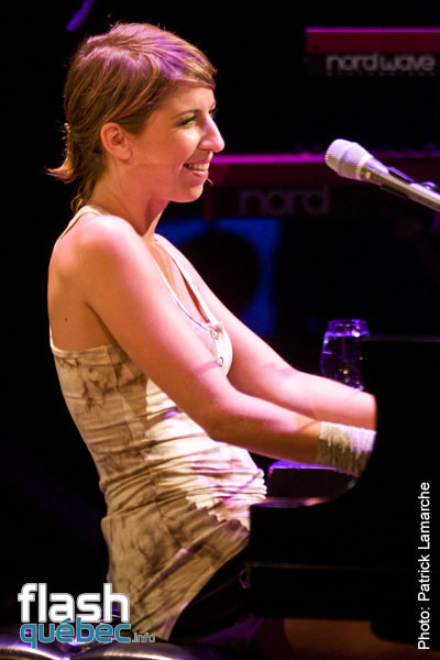 Catherine Major - Dernier spectacle de sa tournÃ©e Rose Sang Ã  MontrÃ©al. - CinquiÃ¨me salle de la Place Des Arts - 19 juin 2010 - (premiÃ¨re Partie et Duo: La grande Sophie) Aucune utilisation permise sans l'autorisation Ã©crite de l'auteur - patrick@flashquebec.info