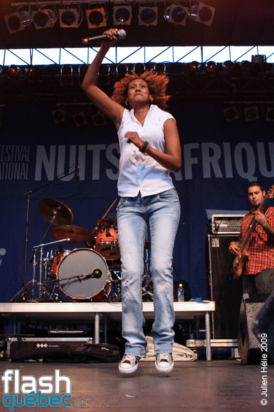 Spectacle de la formation  Empress Deeqa (Somalie) dans le cadre du Festival International des Nuits d'Afrique de MontrÃ©al, le 26 Juillet Place Ãmilie-Gamelin. Utilisation quelle qu'elle soit strictement interdite sans l'accord de l'auteur spiritpictures@hotmail.fr.