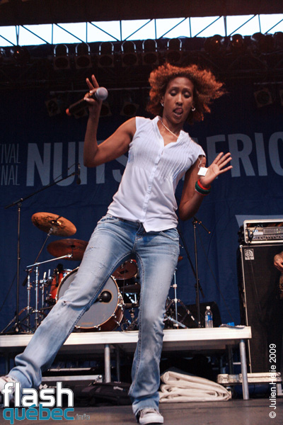Spectacle de la formation  Empress Deeqa (Somalie) dans le cadre du Festival International des Nuits d'Afrique de MontrÃ©al, le 26 Juillet Place Ãmilie-Gamelin. Utilisation quelle qu'elle soit strictement interdite sans l'accord de l'auteur spiritpictures@hotmail.fr.