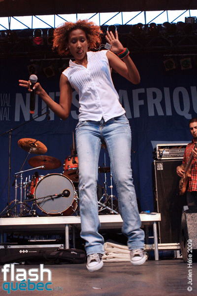 Spectacle de la formation  Empress Deeqa (Somalie) dans le cadre du Festival International des Nuits d'Afrique de MontrÃ©al, le 26 Juillet Place Ãmilie-Gamelin. Utilisation quelle qu'elle soit strictement interdite sans l'accord de l'auteur spiritpictures@hotmail.fr.