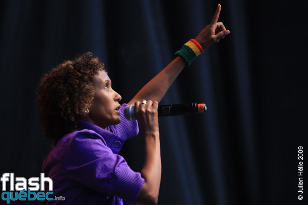 Spectacle de la formation  Empress Deeqa (Somalie) dans le cadre du Festival International des Nuits d'Afrique de MontrÃ©al, le 26 Juillet Place Ãmilie-Gamelin. Utilisation quelle qu'elle soit strictement interdite sans l'accord de l'auteur spiritpictures@hotmail.fr.