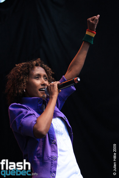 Spectacle de la formation  Empress Deeqa (Somalie) dans le cadre du Festival International des Nuits d'Afrique de MontrÃ©al, le 26 Juillet Place Ãmilie-Gamelin. Utilisation quelle qu'elle soit strictement interdite sans l'accord de l'auteur spiritpictures@hotmail.fr.