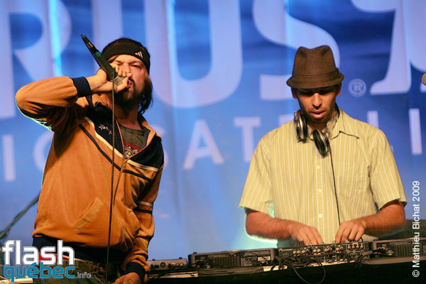 Spectacle de Seba et Poirier au Rap Party des Francos, le 9 aout 2009, lors de la cloture des 21emes Francofolies de Montreal. Utilisation quelle qu'elle soit strictement interdite sans l'accord de l'auteur matthieu@flashquebec.info.