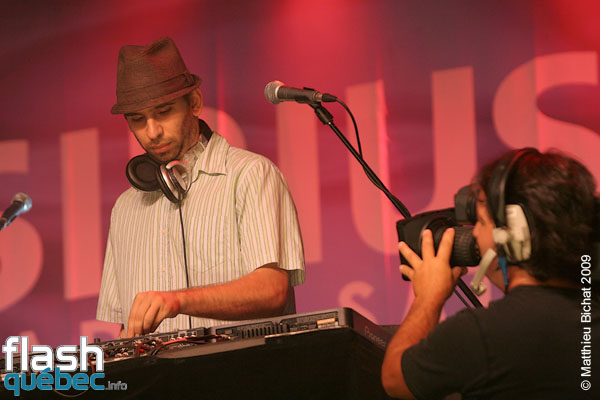 Spectacle de Seba et Poirier au Rap Party des Francos, le 9 aout 2009, lors de la cloture des 21emes Francofolies de Montreal. Utilisation quelle qu'elle soit strictement interdite sans l'accord de l'auteur matthieu@flashquebec.info.