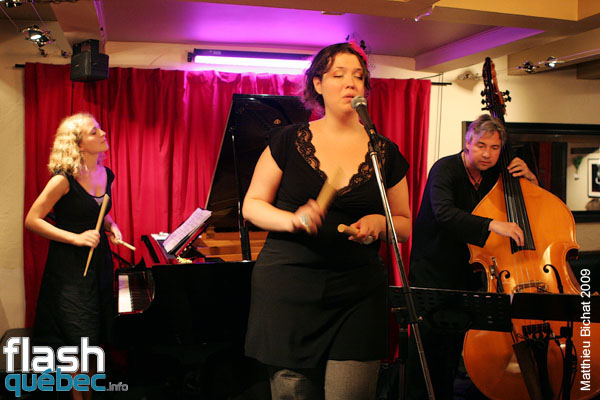Lancement de l'album Live de Natasha P. Tri-O, au Dieze Onze a Montreal, le 12 aout 2009.  Utilisation quelle qu'elle soit strictement interdite sans l'accord de l'auteur matthieu@flashquebec.info.