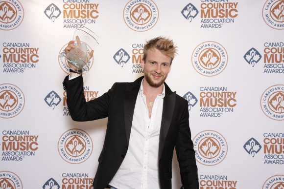 Un premier Canadian Country Music Award pour Yoan.
